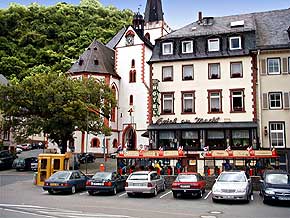 St. Goarer Stadtbahn Burgexpress Haltestelle vor der Stiftskirche, � 1999, WHO