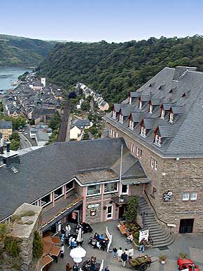 Schlosshotel Rheinfels hoch über St. Goar am Rhein. Blick vom Uhrturm. © 1999, WHO