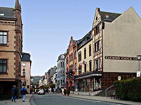 St. Goar, Cuckoo Clock Center mit der grten freihngenden Kuckucksuhr der Welt am Anfang der Fugngerzone, 38-290,  1999 WHO